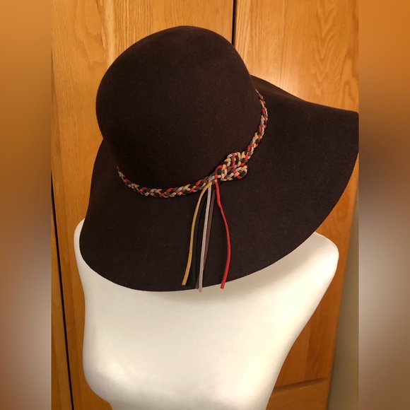 BCBG Wool hat with tri-color woven leather hatband. - Picture 5 of 7